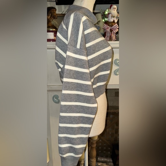 Bershka get and white striped cropped, collared sweater size M. EUC - Picture 2 of 5